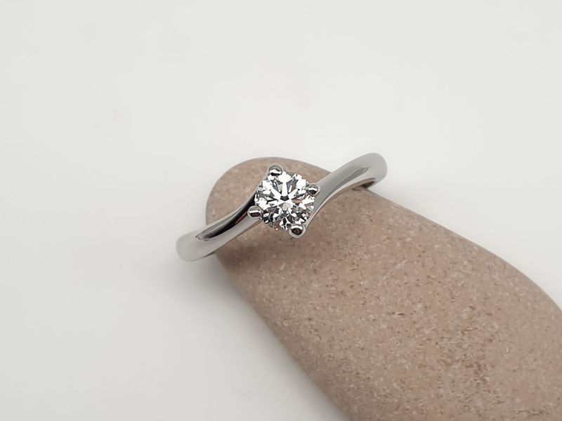 Solitario contrarier con diamante naturale ct 0.46