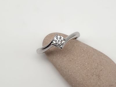 Solitario in oro bianco modello contrarier con diamante naturale ct 0.46