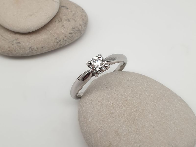Solitario 4 griffes con diamante naturale  ct 0.49