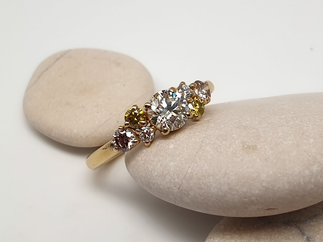 Anello in oro giallo Diamante naturale centrale ct0.50 colore N e 6 diamanti laterali bianchi, gialli e brown ct0.38