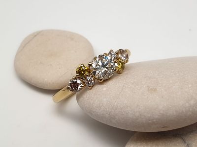 Anello in oro giallo Diamante naturale centrale ct0.50 colore N e 6 diamanti laterali bianchi, gialli e brown ct0.38