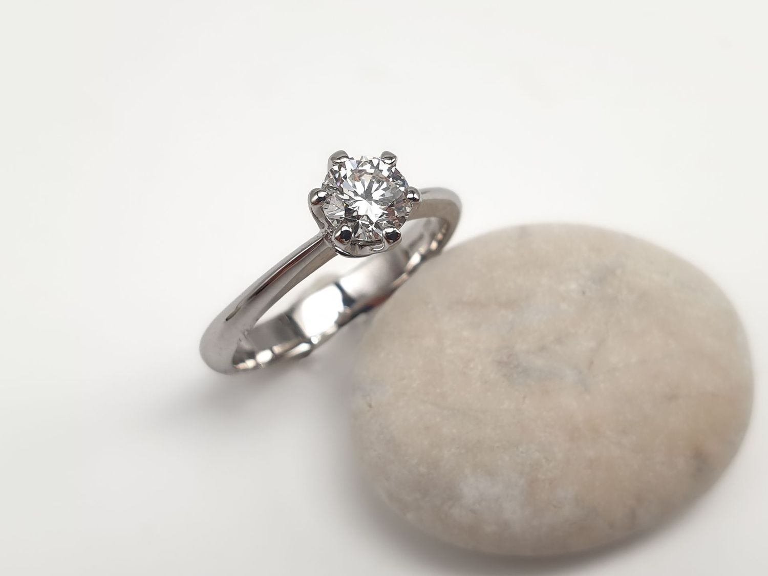 Solitario in oro bianco 6 griffe Diamante naturale ct 0.56
