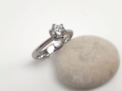 Solitario in oro bianco 6 griffe Diamante naturale ct 0.56
