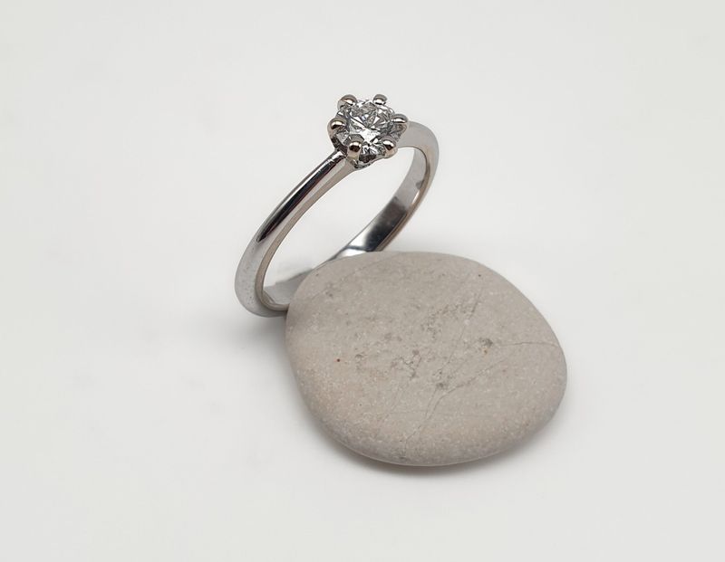 Solitario 6 griffes con diamante naturale ct 0.46