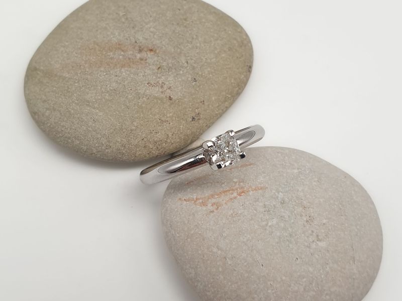 Solitario con diamante naturale taglio cushion modificato ct 0.50