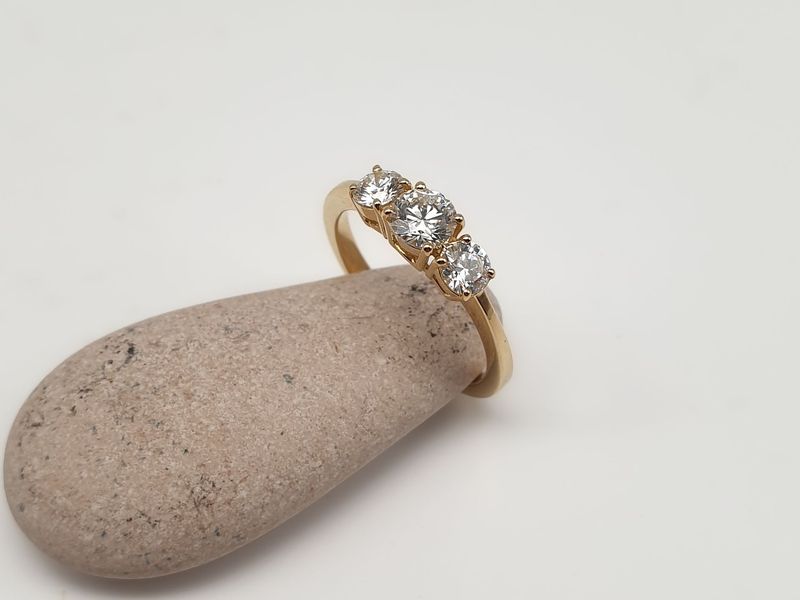 Trilogy in oro giallo Diamante naturale ct 0.40 e due diamant naturali ct 0.19