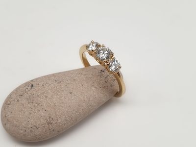 Trilogy in oro giallo Diamante naturale ct 0.40 e due diamant naturali ct 0.19 Trilogy in oro giallo Diamante naturale ct 0.40 e due diamant naturali ct 0.19