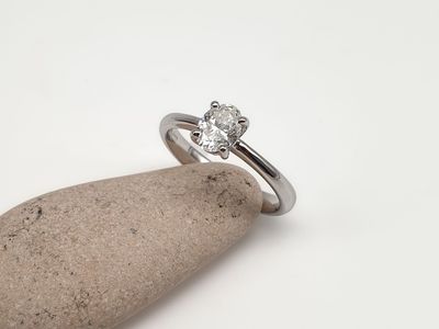 Solitario 4 griffes con diamante naturale ovale ct 0.60 Solitario 4 griffes con diamante naturale ovale ct 0.60