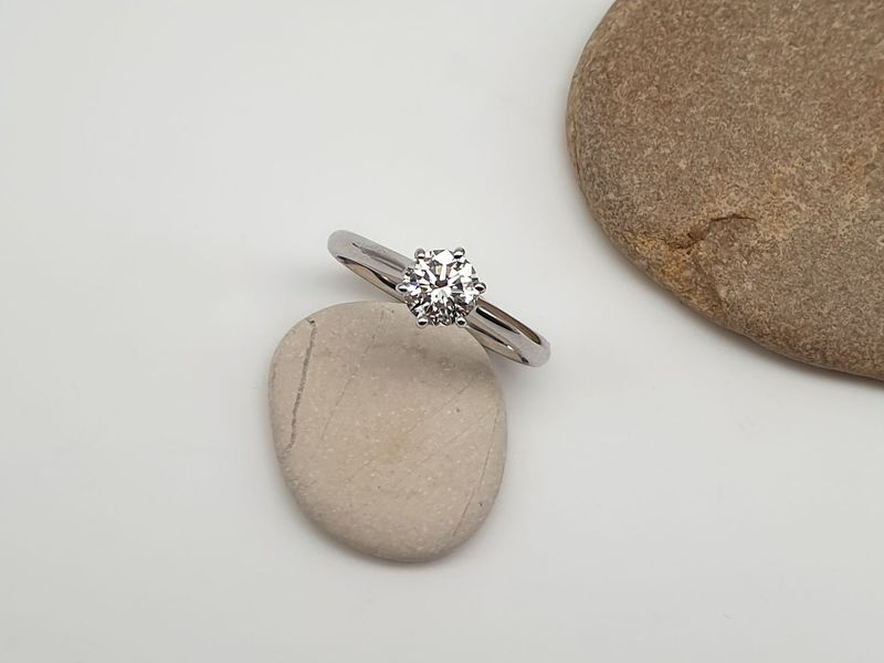 Solitario 6 griffes con diamante naturale ct 0.67