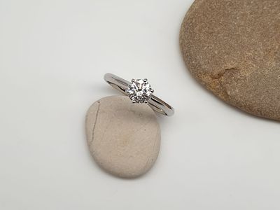 Solitario 6 griffes con diamante naturale ct 0.67 Solitario 6 griffes con diamante naturale ct 0.67