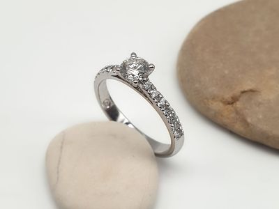 Solitario di Helios con diamante naturale ct 0.40 con gambo con diamanti Solitario di Helios con diamante naturale ct 0.40 con gambo con diamanti