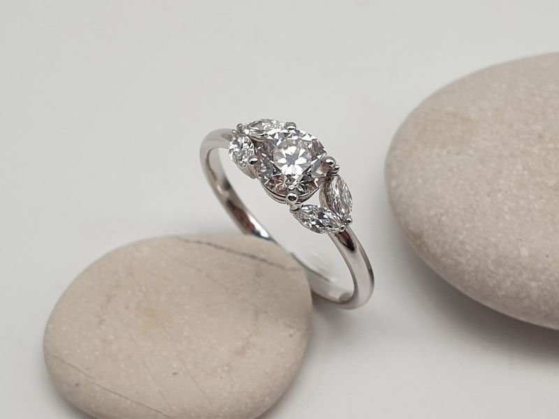 Anello con diamante naturale ct 0.70 e 4 diamanti laterali taglio marquise ct 0.24