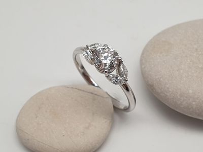Anello con diamante naturale ct 0.70 e 4 diamanti laterali taglio marquise ct 0.24 Anello con diamante naturale ct 0.70 e 4 diamanti laterali taglio marquise ct 0.24