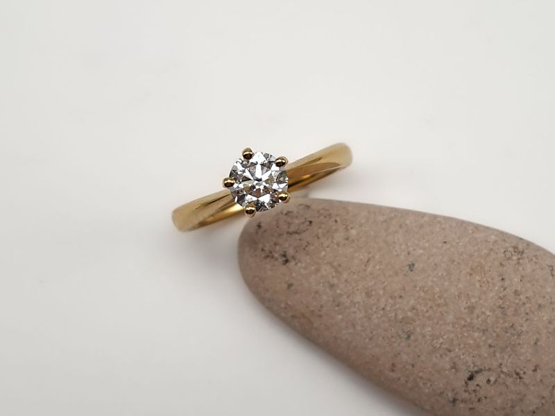 Solitario 5 griffes con diamante naturale ct 0.70
