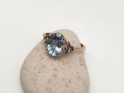 Anello in oro rosa 18ct con Acquamarina naturale e sei zaffiri. Anello in oro rosa 18ct con Acquamarina naturale e sei zaffiri.