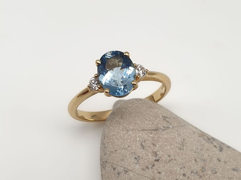 Anello in oro giallo 18ct con Acquamarina naturale e due diamanti naturali.