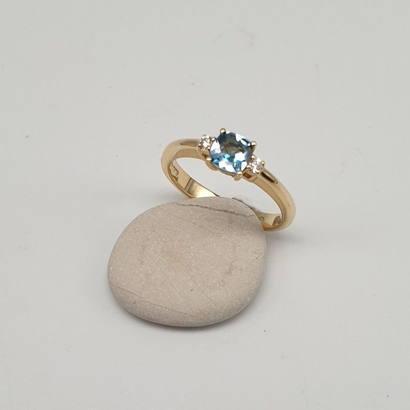 Anello in oro rosa 18ct con Acquamarina naturale e due diamanti naturali.