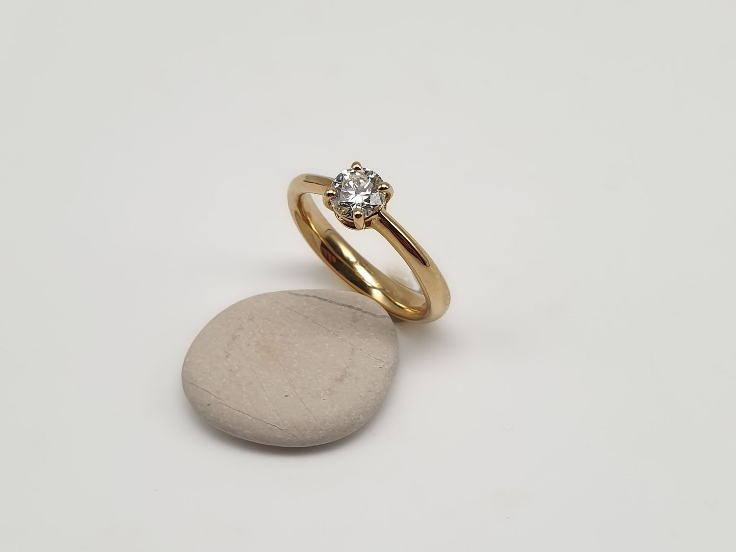 Solitario 4 griffes con diamante naturale ct 0.56 Solitario 4 griffes con diamante naturale ct 0.56