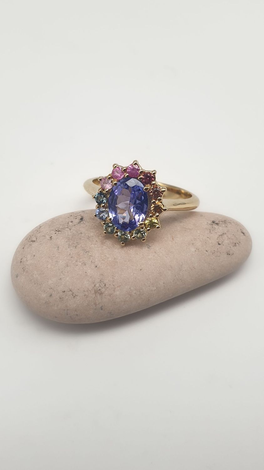 Anello in oro giallo 18ct con Tanzanite naturale ct 1.07 e controno di zaffiri multicolore ct 0.42 Anello in oro giallo 18ct con Tanzanite naturale ct 1.07 e controno di zaffiri multicolore ct 0.42