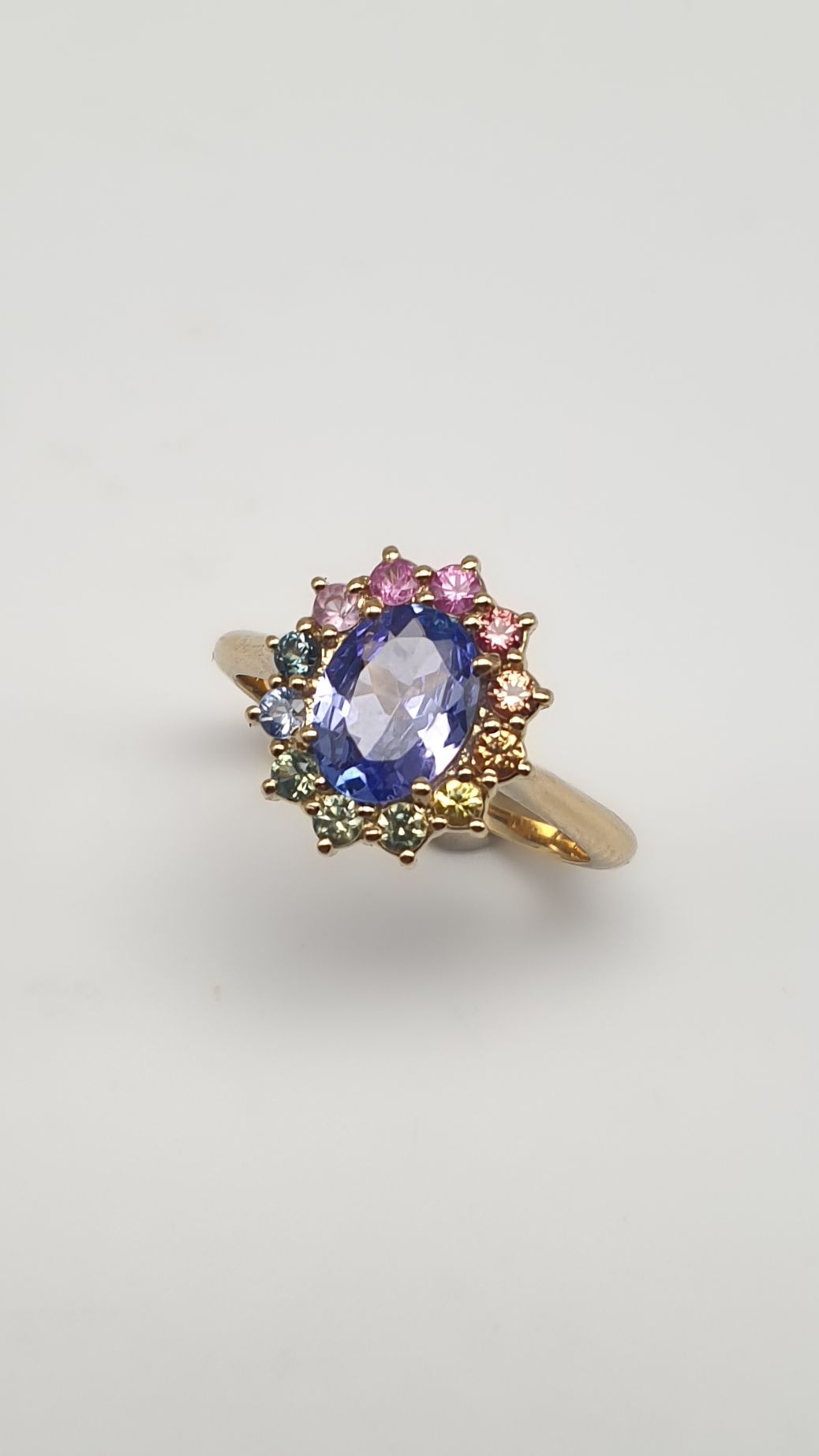Anello in oro giallo 18ct con Tanzanite naturale ct 1.07 e controno di zaffiri multicolore ct 0.42