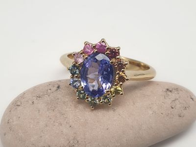 Anello in oro giallo con Tanzanite taglio Ovale ct 1.07 e controno di zaffiri multicolor ct 0.42 Anello in oro giallo con Tanzanite taglio Ovale ct 1.07 e controno di zaffiri multicolor ct 0.42