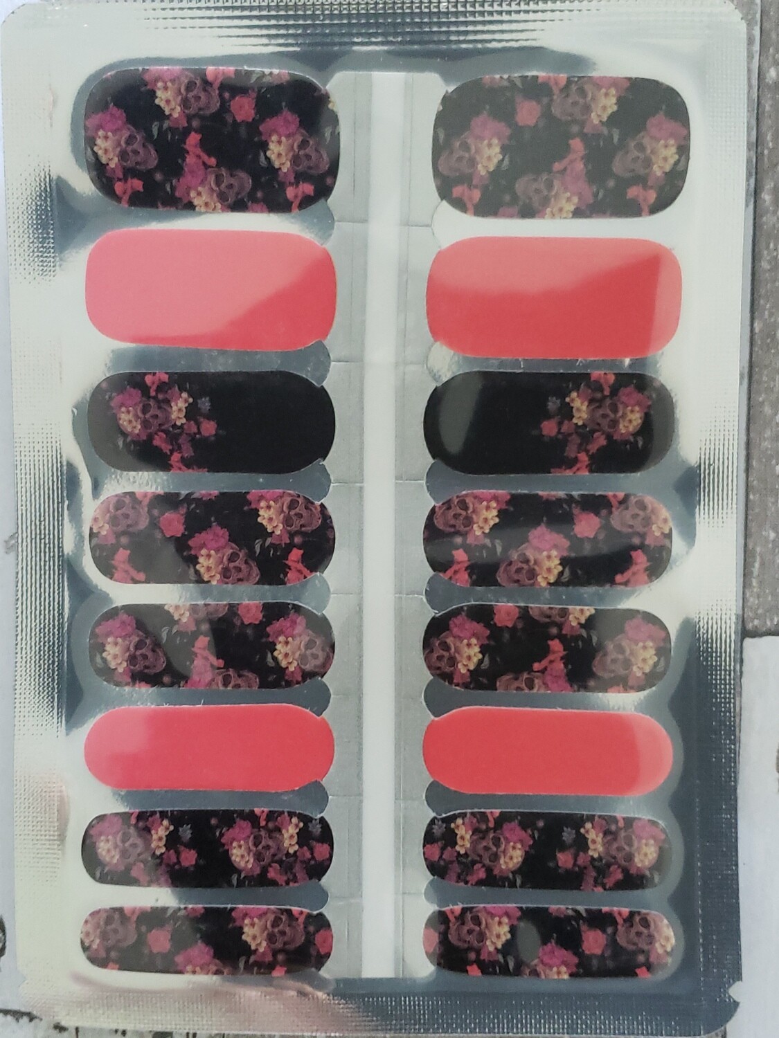 543- Roses &amp; Skulls