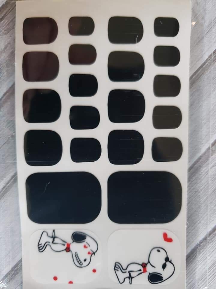 Z009- Snoopy Black, White-Toes