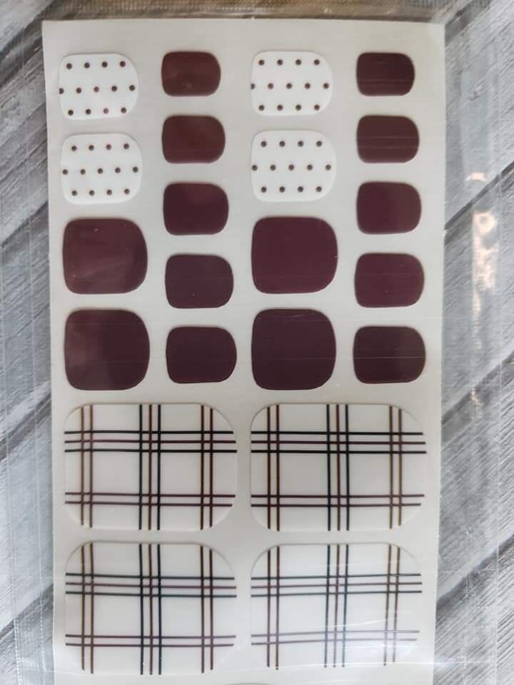 Z147- Burgundy, Black, White- Toes