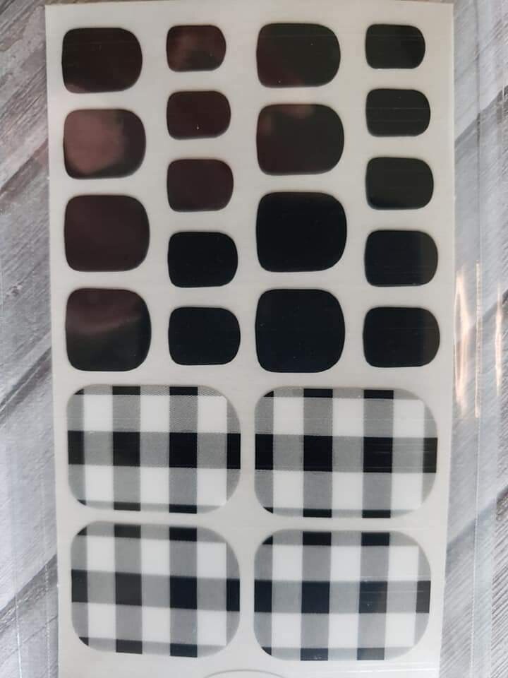 Z011- Black, White Gingham- Toes
