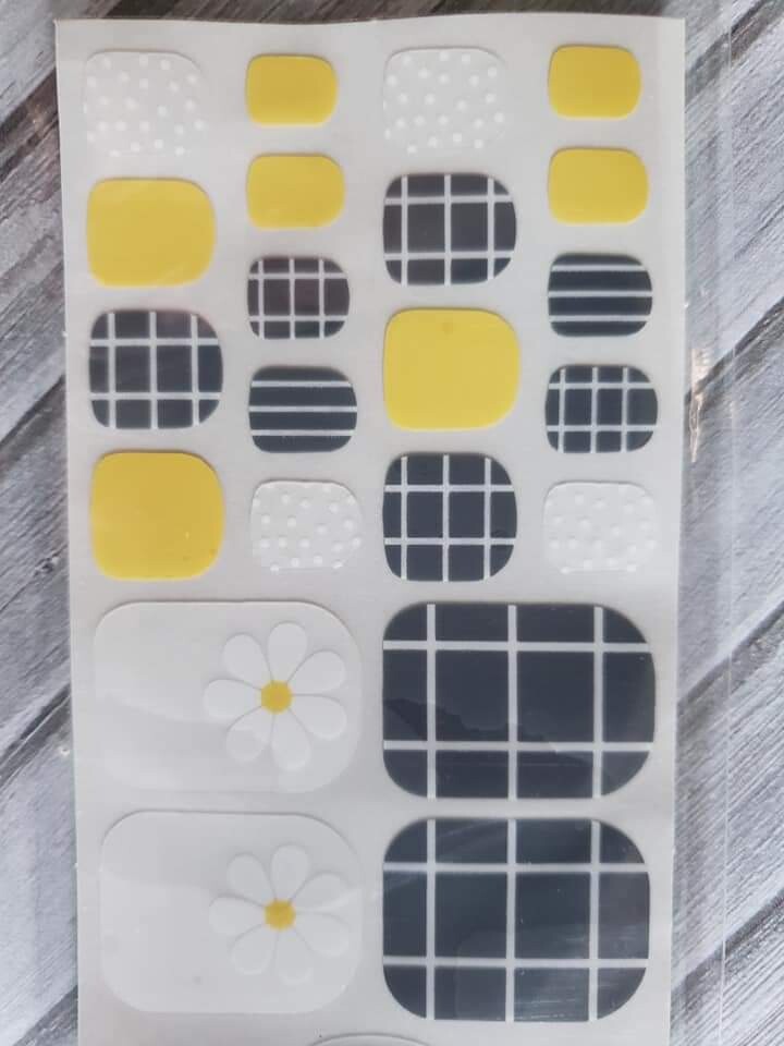 Z136- Gray, Yellow, White Daisy’s- Toes