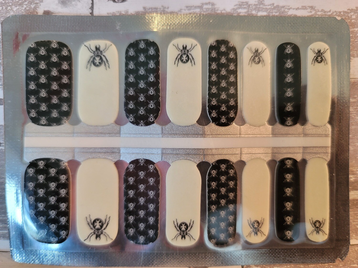 H106- Halloween (Glow in the Dark) Black White Spiders