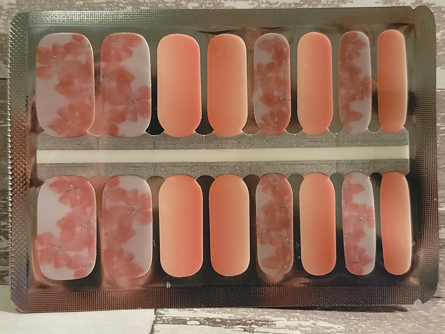 658- Peachy Keen
(Peach &amp; White Ombre with Flowers Glitter Center)
