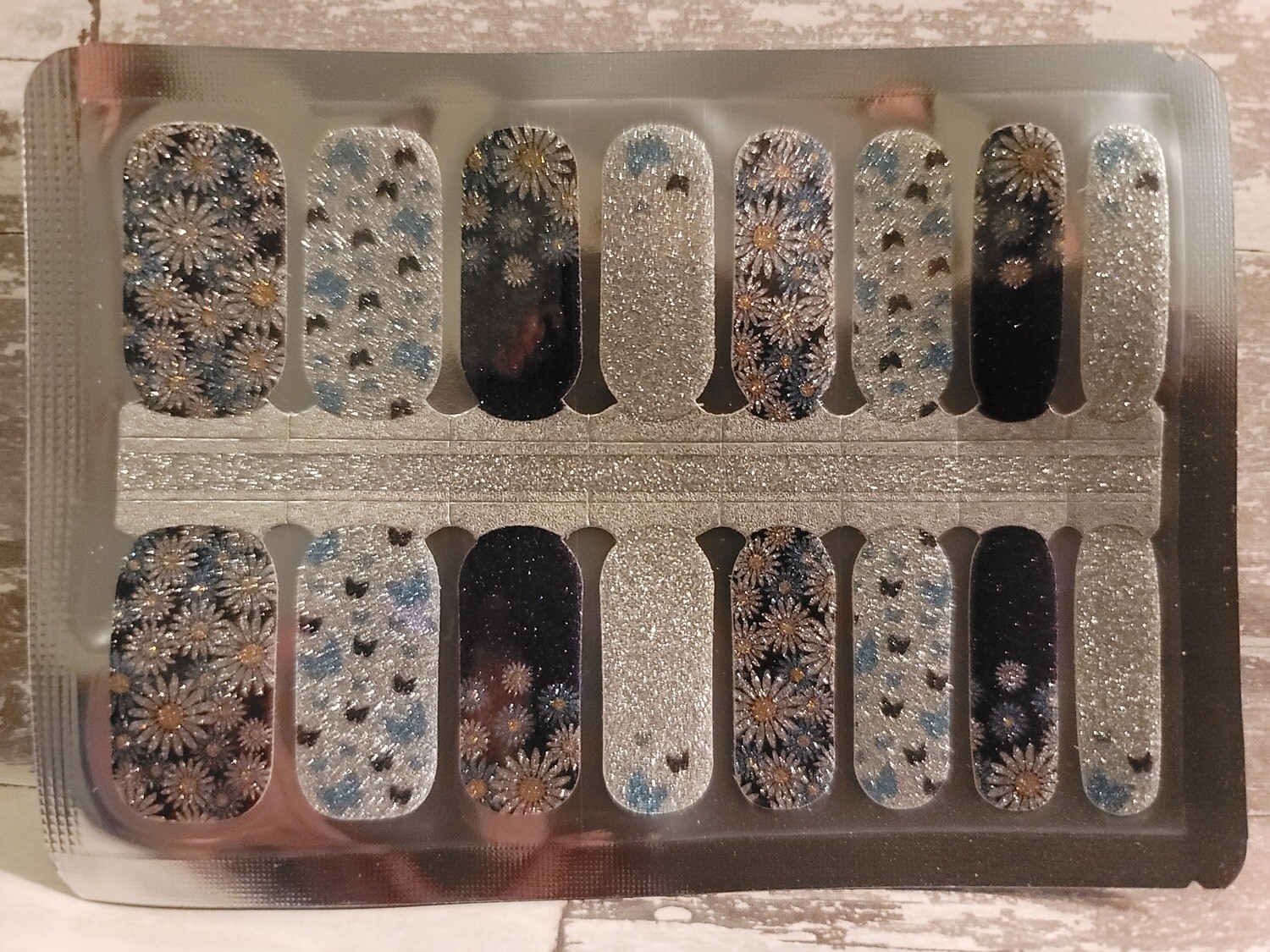 649- Silver, Blue, Yellow Daisy, Butterfly