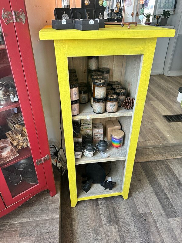 Bibliothèque en bois rustique jaune