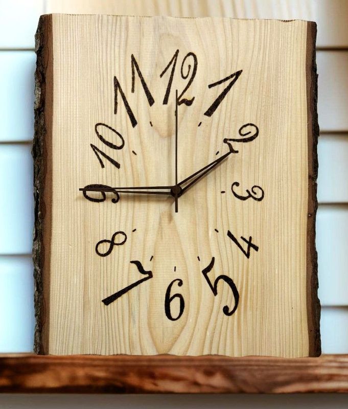 Wanduhr aus Altholz (Tanne)