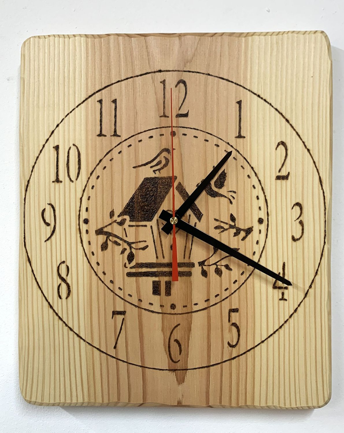 Wanduhr mit Vogelhaus-Motiv