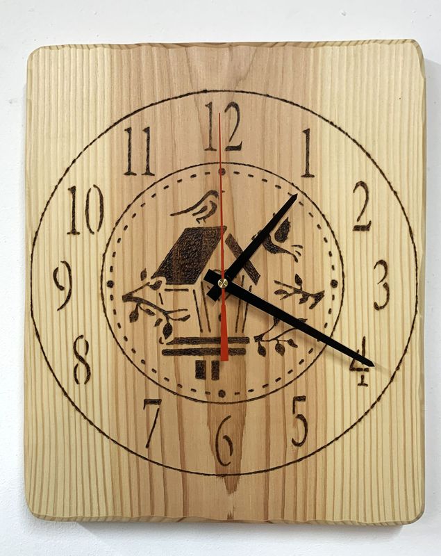Wanduhr mit Vogelhaus-Motiv