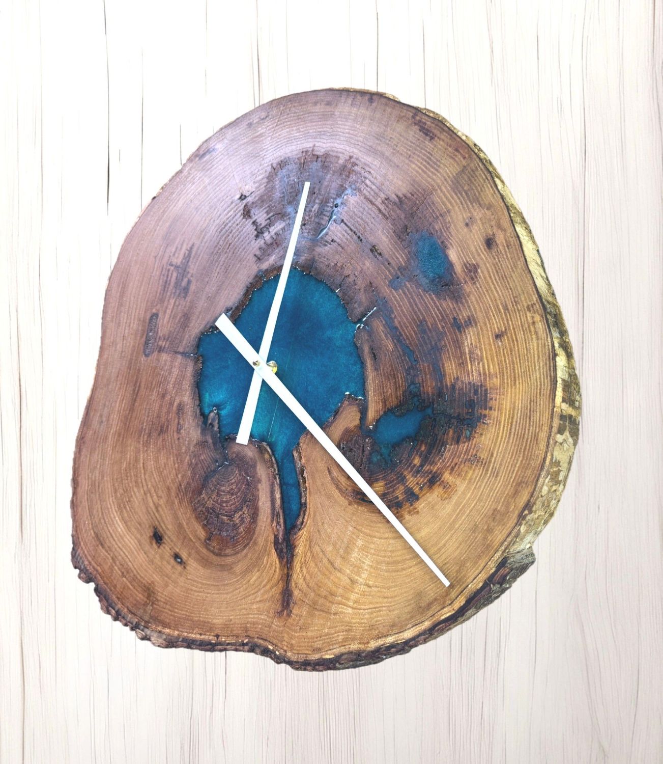 Massive Designer-Wanduhr aus Eiche