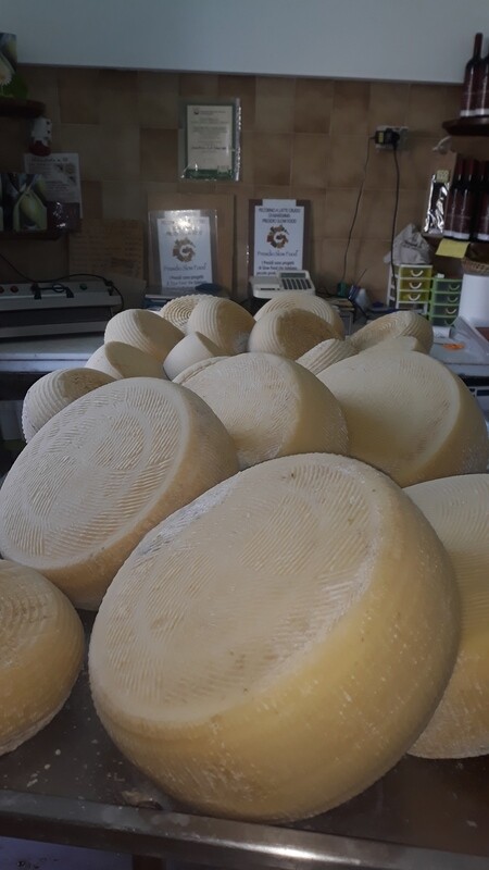 1 KG  circa  sottovuoto  Pecorino a latte crudo " IL CUORE DEL PASTORE" SEMI-STAG. 60 GG