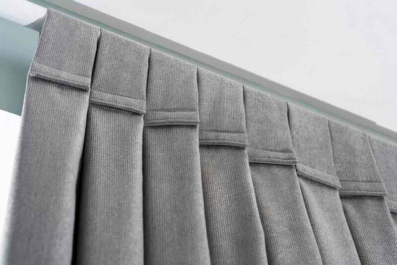 RIDEAUX, VOILAGES ET PROTEGE-TABLES