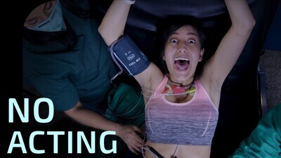 Vale screams and laughs. She tries to use tips her psychologist gave her to overcome this session: breathing deeply or… impersonating a dog?!? It’s hard to understand this strange ticklish screamer...