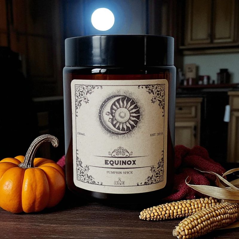Magische Kerze Equinox – Duft Kürbisgewürz Magische Kerze Equinox – Duft Kürbisgewürz