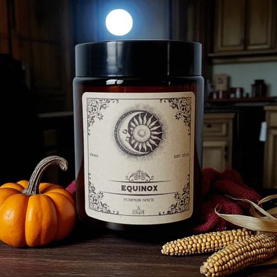 Magische Kerze Equinox – Duft Kürbisgewürz Magische Kerze Equinox – Duft Kürbisgewürz
