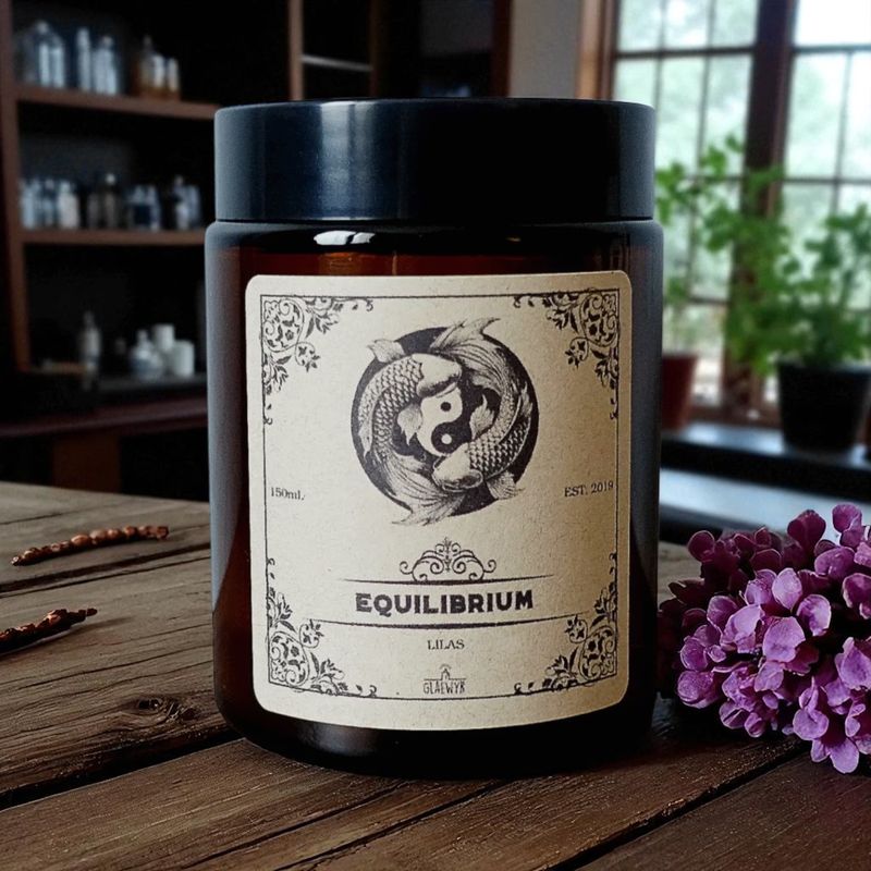 Magische Kerze Equilibrium – Duft Flieder Magische Kerze Equilibrium – Duft Flieder