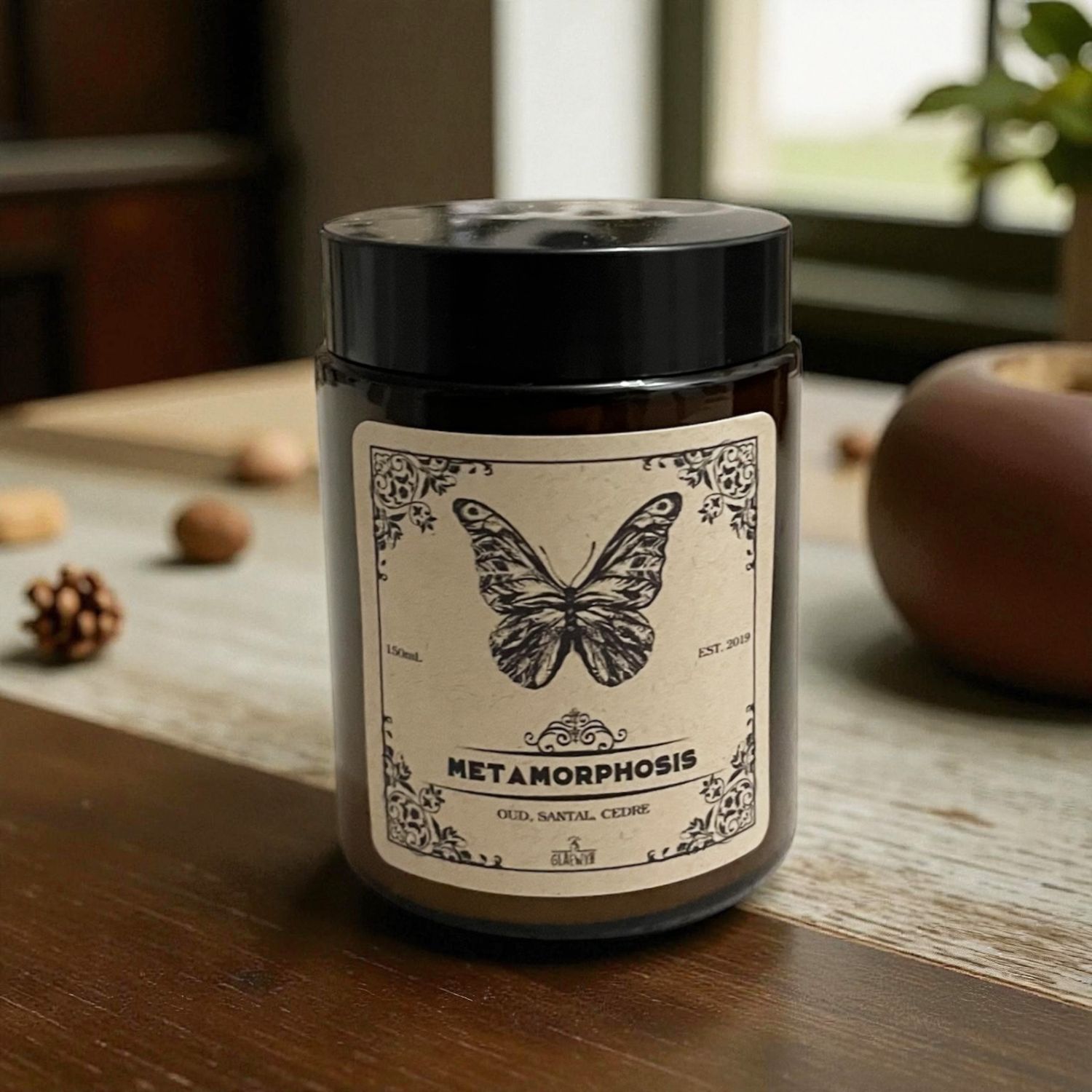 Magische Kerze Metamorphosis – Duft Oud, Sandelholz & Zeder Magische Kerze Metamorphosis – Duft Oud, Sandelholz & Zeder