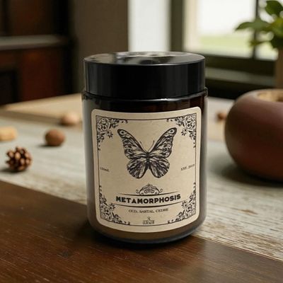 Magische Kerze Metamorphosis – Duft Oud, Sandelholz & Zeder Magische Kerze Metamorphosis – Duft Oud, Sandelholz & Zeder