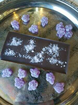 Chocolate negro con caramelo de violeta