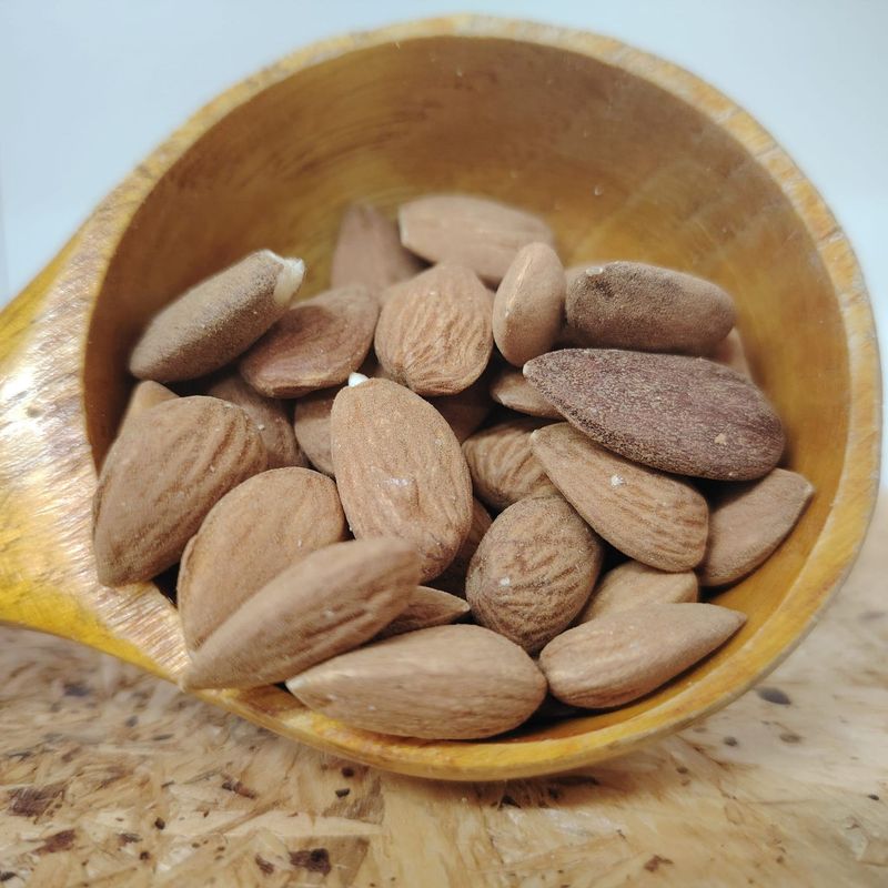 Almendra con piel