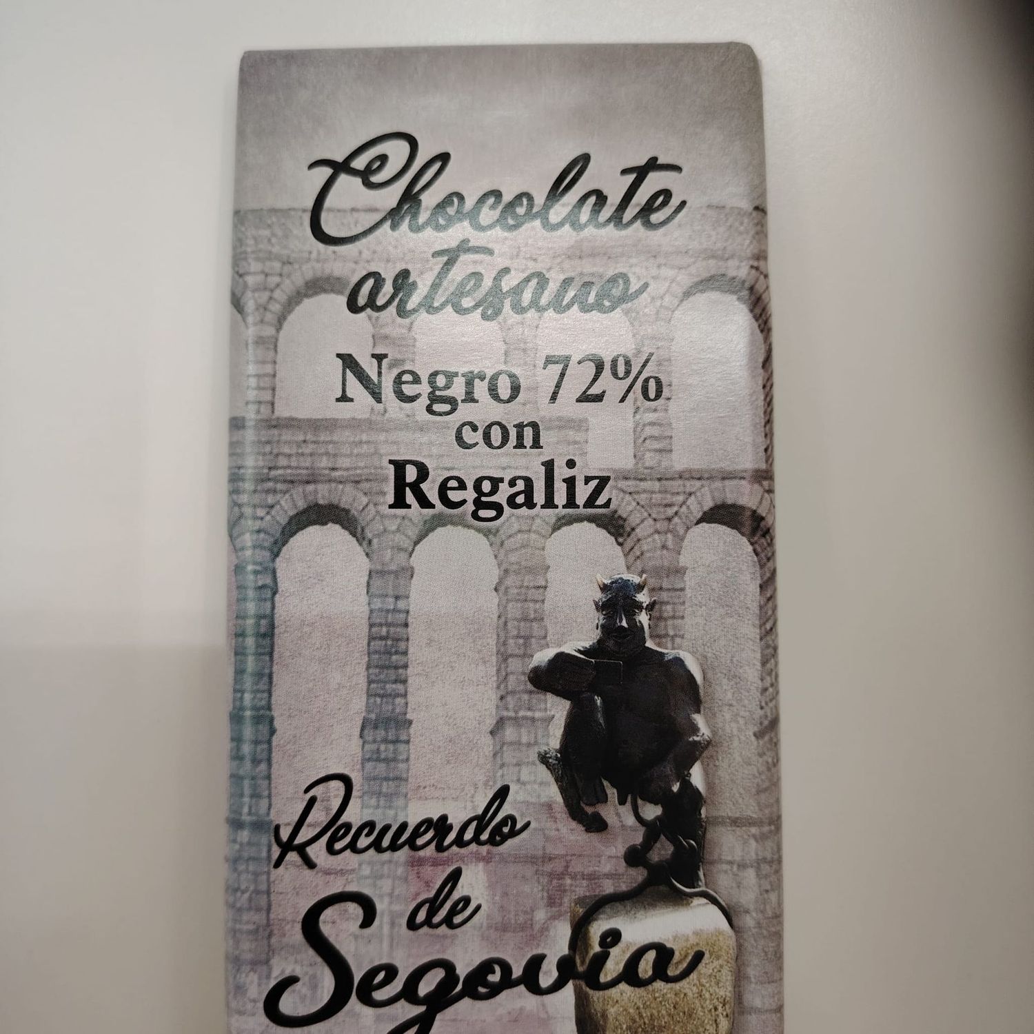 Chocolate negro 72% con regaliz