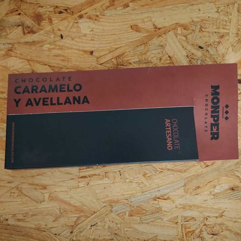 Chocolate con leche, caramelo y avellanas